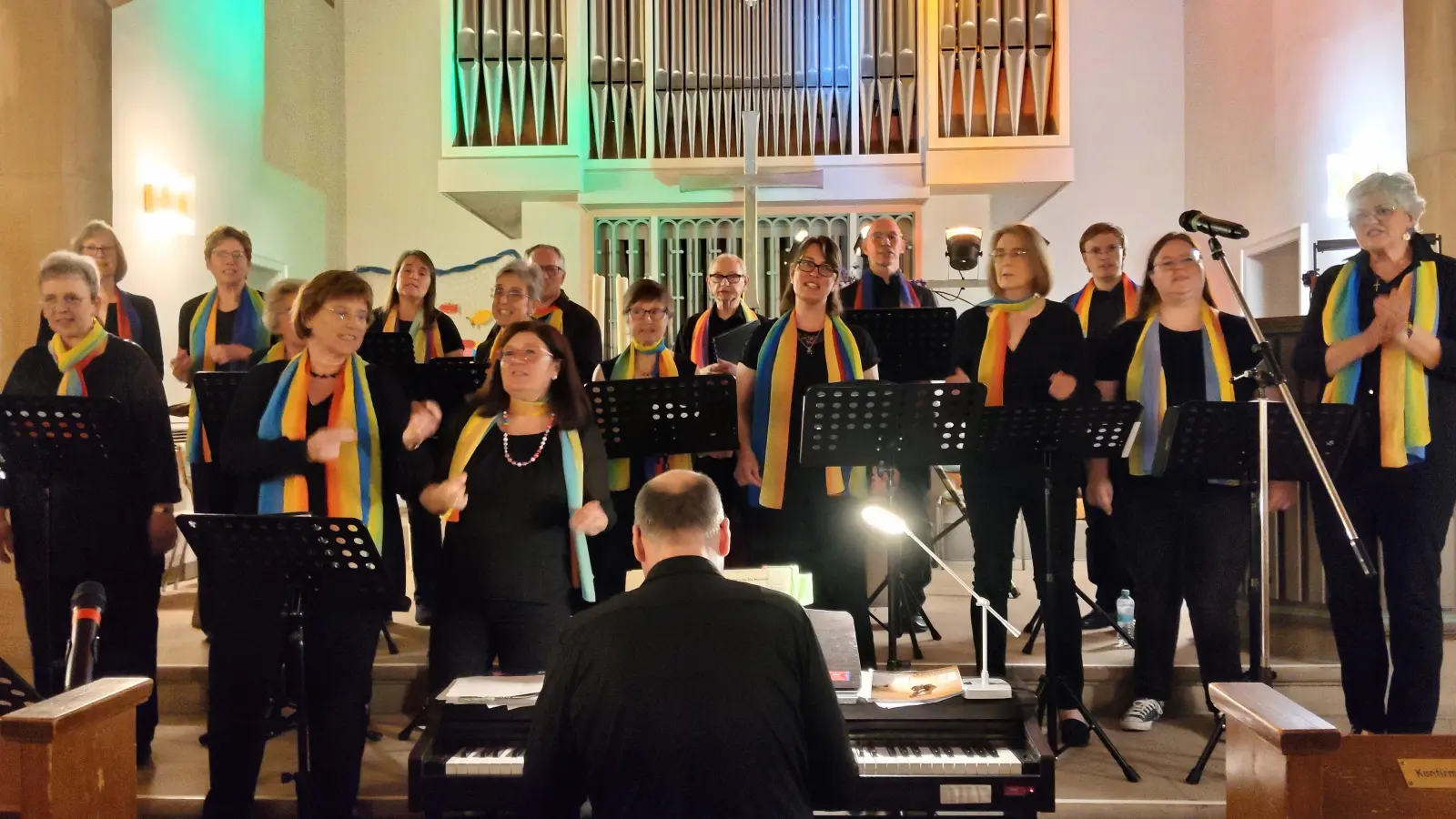Der Gospelchor Spirit Voices unter der Leitung von Torsten Seidemann (E-Piano) begeisterte das Publikum. (Foto: Doris Dietrich)