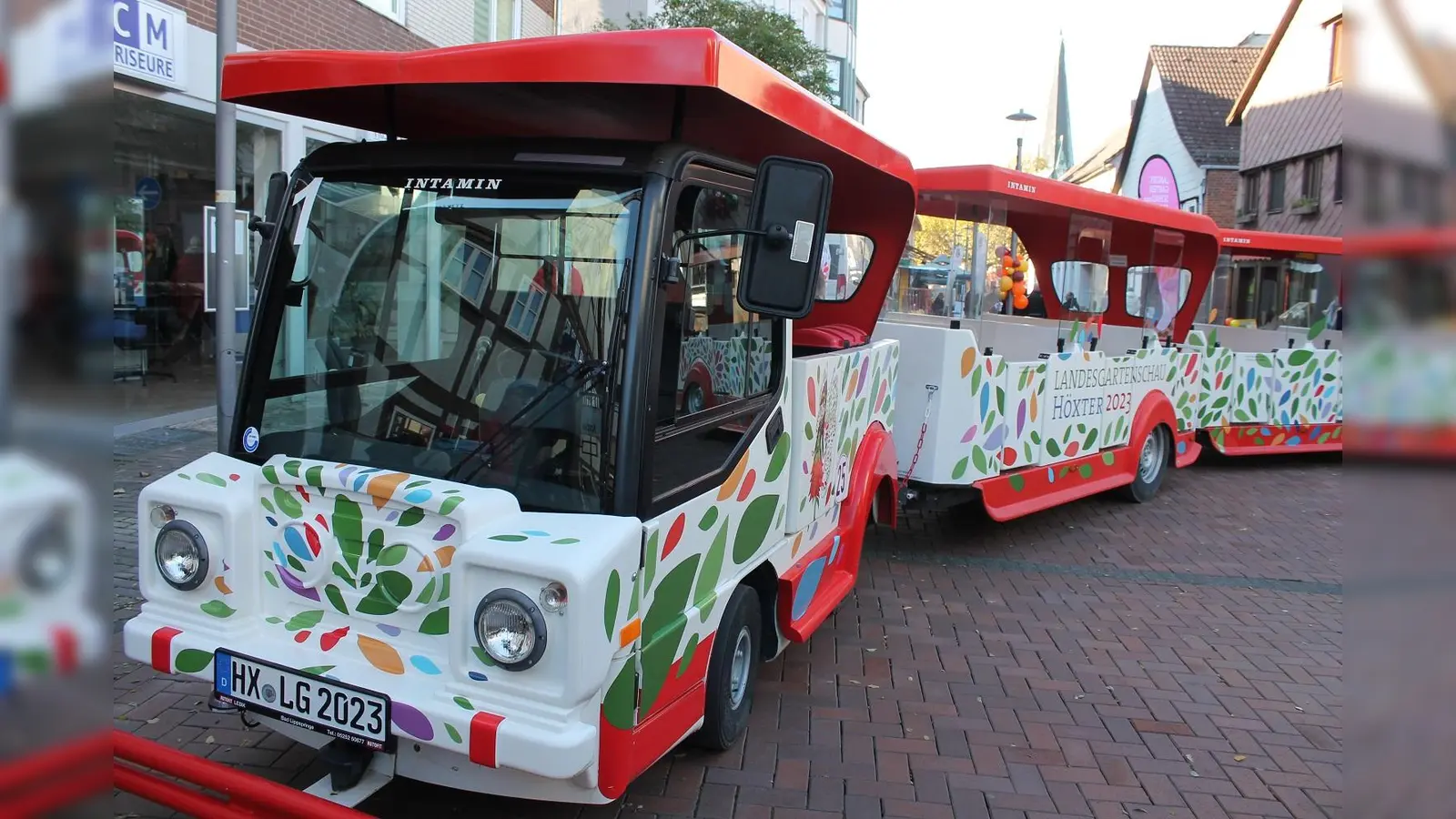 Die Bimmelbahn, die zur Landesgartenschau zwischen Höxter und Corvey pendeln wird, hat einen Namen: Mehr als die Hälfte aller Stimmen gingen an den „Rasenden Weserwurm“. (Foto: LGS HX 2023/Puls)