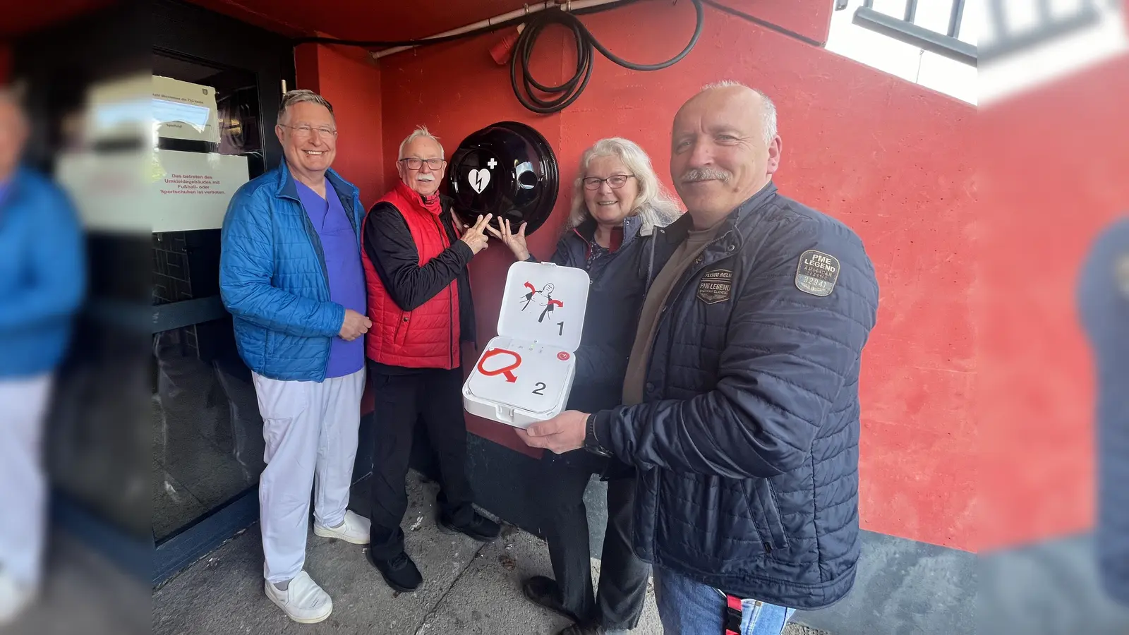 (v.l.) Peter Stahl, Anästhesist und Notfallmediziner, TSG-Vorsitzender Henner Sattler, Gudrun Fehling, Abteilung Handball, und Gerald Backofen, stellv. Vorsitzender und Spartenleiter Lauftreff. (Foto: Julia Sürder)