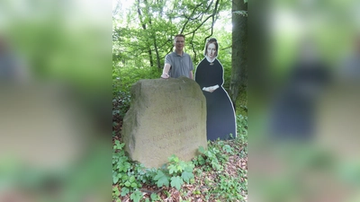 Am 21. Juni 1964 wurde in der Bökendorfer Gemarkung an der Kreisstraße 61 der Droste-Stein im Königslau feierlich eingeweiht. Mit der Mittsommer-Wanderung erinnert der Naturparkführer Bernhard Aufenanger aus Bökendorf an dieses Ereignis. (Foto: Bernhard Aufenanger)
