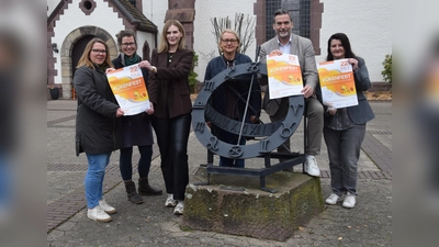 Sehen dem Kükenfest mit Vorfreude entgegen (v.l.): Inga Schaper vom Stadtmarketing, Anja Liebig von ZukunftsTraum, Sarah Krause von den Stadtwerken Holzminden, Bianca Kleeschulte als Vorsitzende des Werbekreises, Bürgermeister Christian Belke und Stadtmarketing-Geschäftsführerin Michaela Reinecke-Koller. (Foto: Marc Otto)