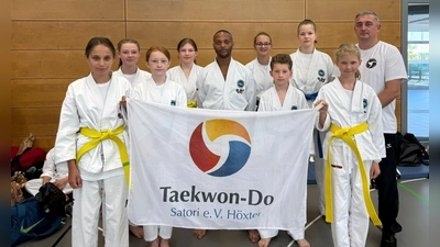 V.l.: Ellina Idrisov, Tanja Dick, Uliana Vietrova, Laura Oberst, Joseph Ouko Grobella, Eva Manke, Ilias Sharyfov, Maxie Engel, Zoey Sommer, Nikolai Bohl. (Foto: privat)