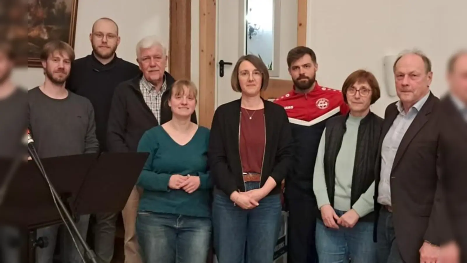 Silberne Ehrennadel für (v.l.): Markus Kettwig, Pascal Meier, Lisa Walter, Svenja Pedall, Jonas Rehling und Karin Herlitze. Die Auszeichnungen überreichten Jörg Schäfer (2. Vorsitzender, 3. v.l.) und Holger Klages (1. Vorsitzender, rechts). (Foto: MTV Derental / privat)