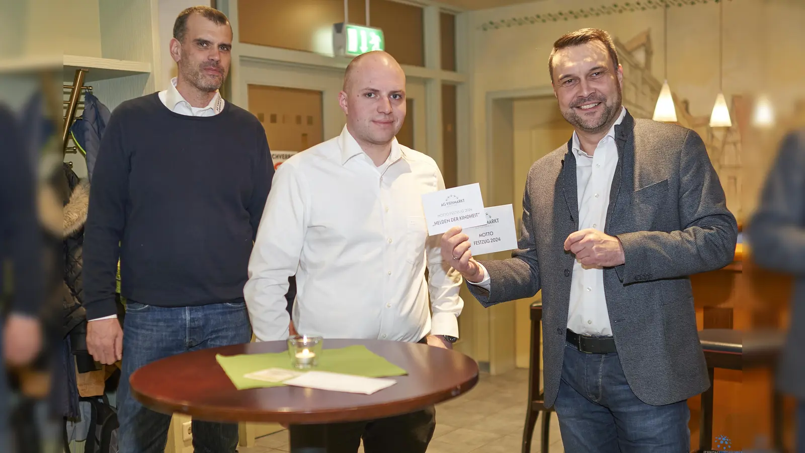 Präsentierten das Motto des Festumzuges zum Viehmarkt 2024 in Hofgeismar: (v.l.) Michael Reiter, Maximilian Wiegand und Bürgermeister Torben Busse. Der Umzug steht in diesem Jahr unter dem Motto „Helden der Kindheit“. (Foto: Stefan Bönning)