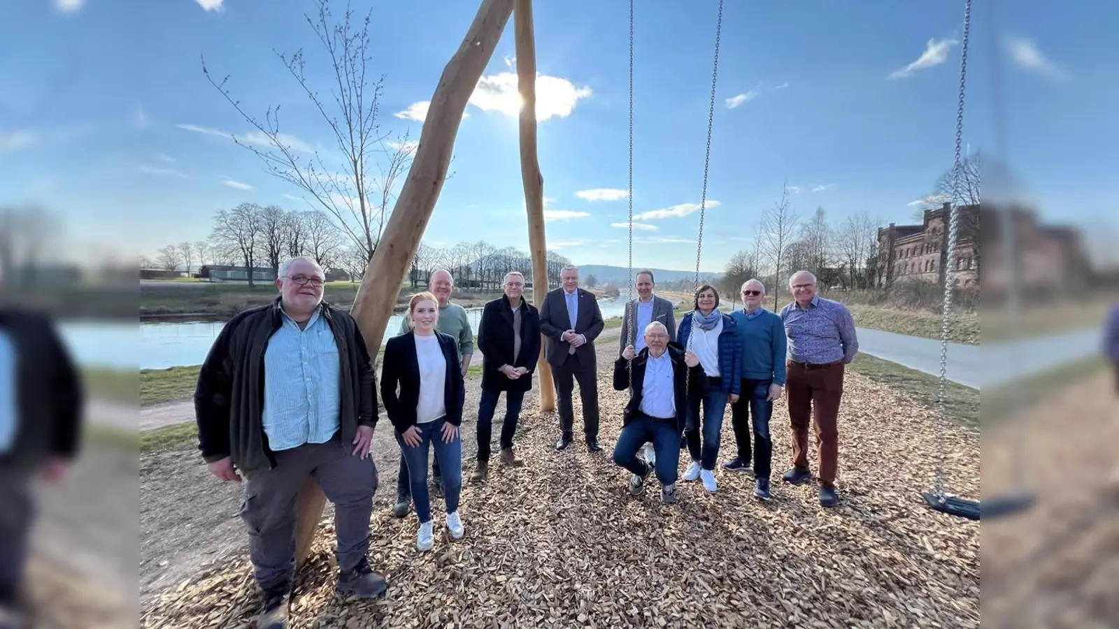 V.l.: Heiko Lachmann (Bauhof HX), Franziska Tegetmeier (Leader Regionalbudget), Johannes Pamme (Stadtgärtnerei HX), Elmar Düker (Knop), Daniel Hartmann (Bürgermeister HX), Jens Klingemann (Modehaus Klingemann), Martin Irgang, Anja Beineke, Hubertus Ahrens und Thomas Schöning (Förderverein LGS). (Foto: Thomas Kube)