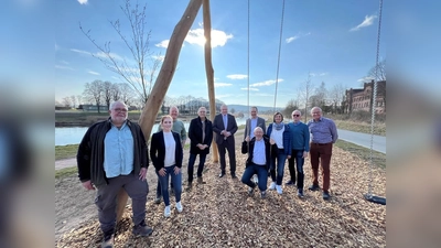 V.l.: Heiko Lachmann (Bauhof HX), Franziska Tegetmeier (Leader Regionalbudget), Johannes Pamme (Stadtgärtnerei HX), Elmar Düker (Knop), Daniel Hartmann (Bürgermeister HX), Jens Klingemann (Modehaus Klingemann), Martin Irgang, Anja Beineke, Hubertus Ahrens und Thomas Schöning (Förderverein LGS). (Foto: Thomas Kube)