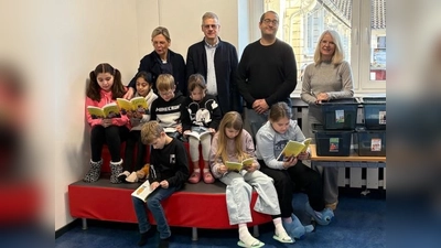 V.l.: Inner Wheel Club Bad Driburg, Elisabeth Schlüter, Rotary Club Warburg, Jürgen Schlüter, Vor. des Fördervereins Kai Amelunxen und Schulleiterin Elke Czapski-Schulz mit Kindern des 3. Schuljahres. (Foto: privat)