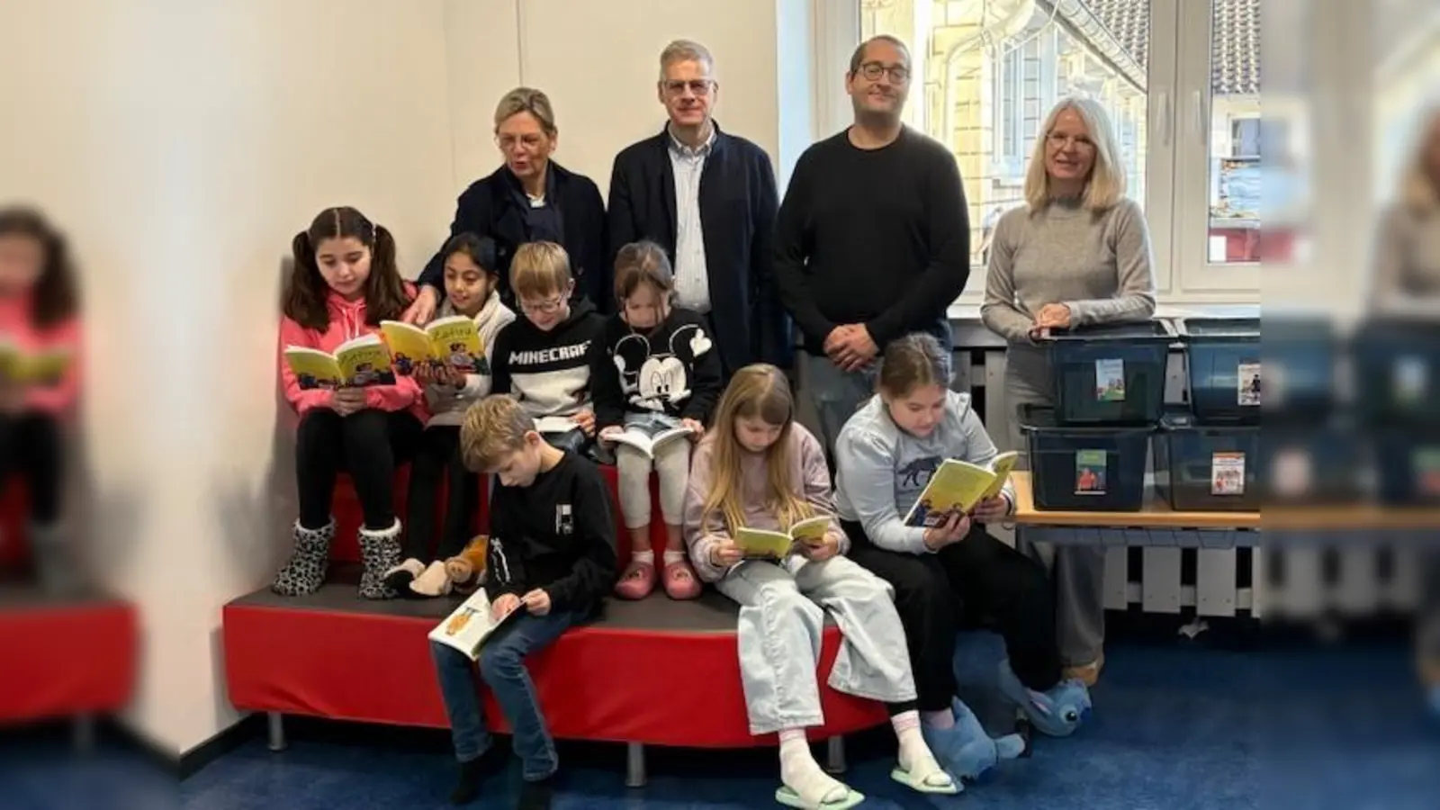 V.l.: Inner Wheel Club Bad Driburg, Elisabeth Schlüter, Rotary Club Warburg, Jürgen Schlüter, Vor. des Fördervereins Kai Amelunxen und Schulleiterin Elke Czapski-Schulz mit Kindern des 3. Schuljahres. (Foto: privat)