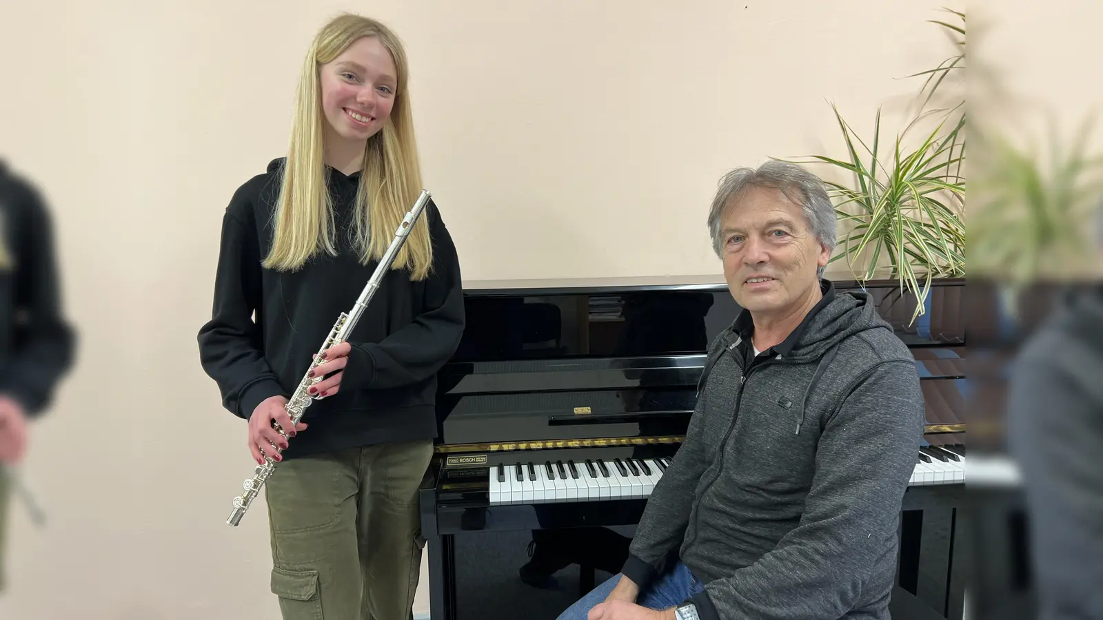 Preisträgerin Kira Kuzina und Querflötenlehrer Manfred Stüer. (Foto: Musikschule Hofgeismar)