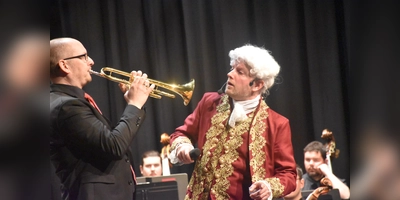 Der Trompeter fordert den „Komponisten Haydn“ auf, ihm mehr Töne zum Spielen zu geben.  (Foto: Barbara Siebrecht)