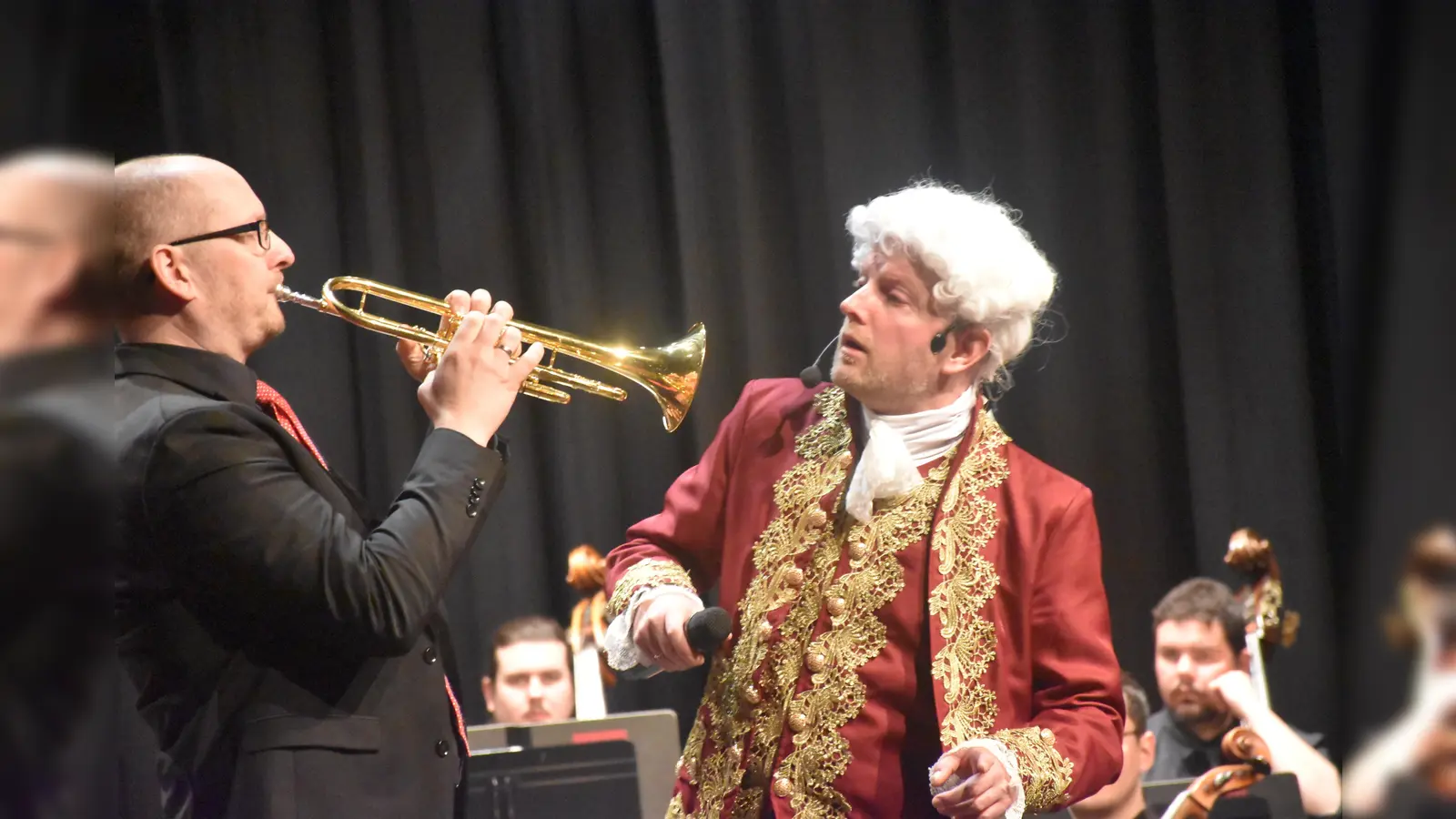 Der Trompeter fordert den „Komponisten Haydn“ auf, ihm mehr Töne zum Spielen zu geben.  (Foto: Barbara Siebrecht)