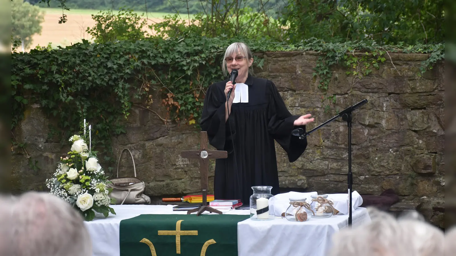 Pfarrerin Astrid Neumann bei der Sommerkirche in Schlosspark Wehrden (Foto:  Archiv Barbara Siebrecht)