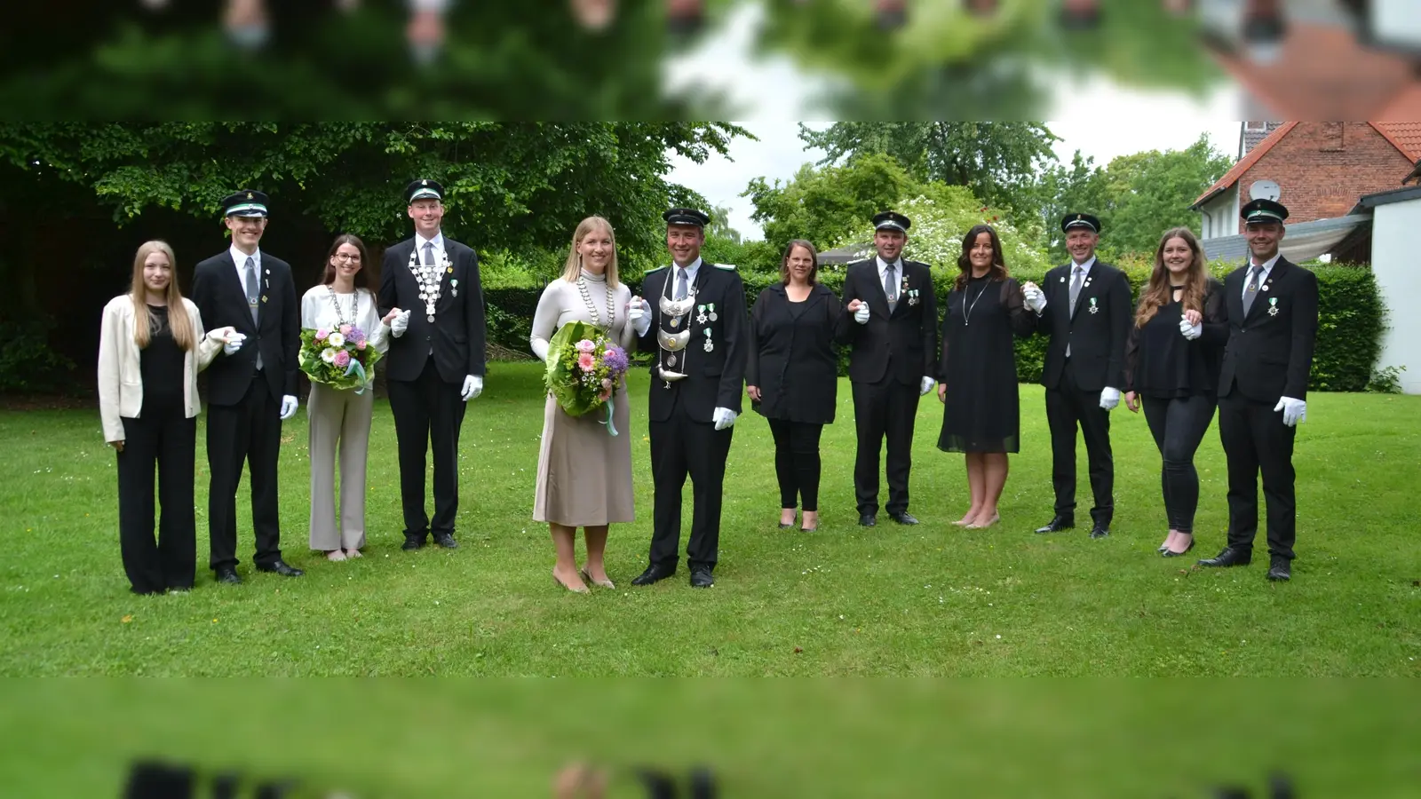 Der neue Hofstaat der Steinheimer Schützen (v.l.): Maximilian Thüer und Svenja Drewes, Kronprinzenpaar Abby Prädel und Leo Rohde, Königspaar Hanna Mahlmann und Gerrit Mahlmann, Martina Zölnner und Philipp Zöllner, Andrea Lödige-Pott und Frank Lödige, Anika Festing und Matthias Volkhausen. (Foto: privat)