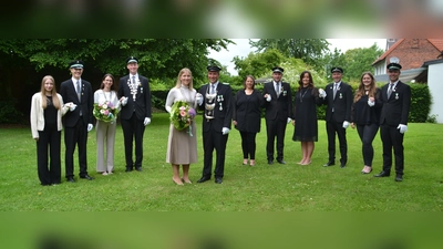 Der neue Hofstaat der Steinheimer Schützen (v.l.): Maximilian Thüer und Svenja Drewes, Kronprinzenpaar Abby Prädel und Leo Rohde, Königspaar Hanna Mahlmann und Gerrit Mahlmann, Martina Zölnner und Philipp Zöllner, Andrea Lödige-Pott und Frank Lödige, Anika Festing und Matthias Volkhausen. (Foto: privat)