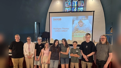 Die Vorbereiter der Aktion: Tobias Ackermann (SV-Lehrer), Lena Kleinschmidt-Michels (stellv. Schülersprecherin), Jonas Bonnet, Marlene Wittmann, Felicitas Führbeck, Emilia Caballero, Maxim Popow (alles junge SV-Schüler, die die Präsentationen vorbereitet hatten und die Oberstufenschüler informierten), Johannes Bolte (Schülersprecher) und Schulleiter Frank Scholle. (Foto: privat)