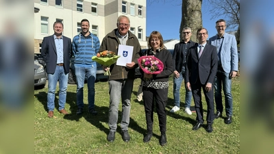 Mit den besten Wünschen – vor allem aber mit dem Wunsch für eine gute Gesundheit – verabschiedeten (hinten, von links): Olaf Krane (Leitung Fachbereich Bildung, Sport und Kultur), Sebastian Hoppe (Personalrat Stadt Warburg), Rüdiger Wiemers (Leitung Fachbereich Zentraler Service), Bürgermeister Tobias Scherf und der erste Beigeordnete Andreas Niggemeyer Hans-Jürgen Engemann (vorne, von links) und Marion Bunse in den wohlverdienten Ruhestand. (Foto: Hansestadt Warburg)