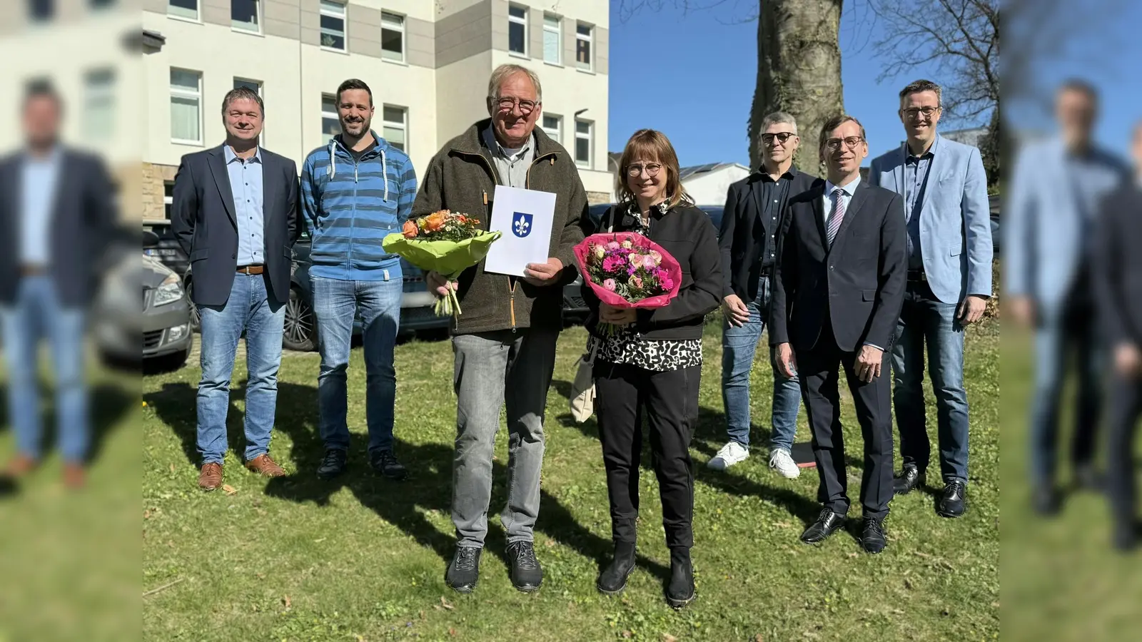 Mit den besten Wünschen – vor allem aber mit dem Wunsch für eine gute Gesundheit – verabschiedeten (hinten, von links): Olaf Krane (Leitung Fachbereich Bildung, Sport und Kultur), Sebastian Hoppe (Personalrat Stadt Warburg), Rüdiger Wiemers (Leitung Fachbereich Zentraler Service), Bürgermeister Tobias Scherf und der erste Beigeordnete Andreas Niggemeyer Hans-Jürgen Engemann (vorne, von links) und Marion Bunse in den wohlverdienten Ruhestand. (Foto: Hansestadt Warburg)