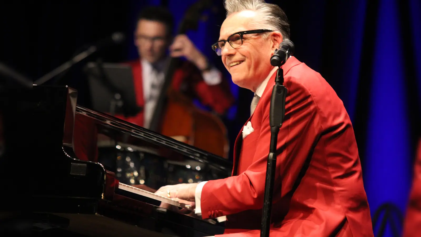 Klavier-Entertainer Götz Alsmann im roten Jackett bei seinem Premierenauftritt in der Beverunger Stadthalle. (Foto: Kulturgemeinschaft)