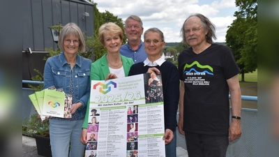Die Kulturgemeinschaft Beverungen mit Ute Pannewitz und Elke Reede (Kulturbüro), Dr. Andreas Knoblauch-Flach (Vorsitzender), Nathalie Nesseler (Jugendprogramm) und Volker Faltin (Weser Open Air) stellten das neue Programm vor. <br> (Foto: Barbara Siebrecht)