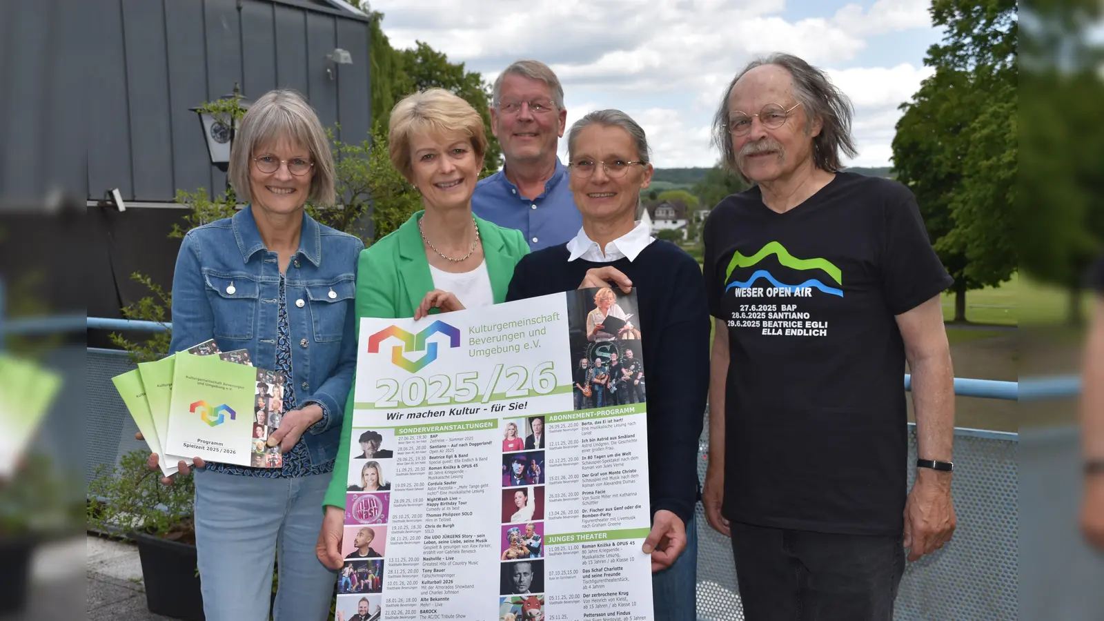 Die Kulturgemeinschaft Beverungen mit Ute Pannewitz und Elke Reede (Kulturbüro), Dr. Andreas Knoblauch-Flach (Vorsitzender), Nathalie Nesseler (Jugendprogramm) und Volker Faltin (Weser Open Air) stellten das neue Programm vor. <br> (Foto: Barbara Siebrecht)