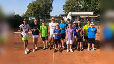 (hinten v.l.) Hasan Alkata, Kati Schäfers, Tim Schäfers, Jugendwart Uwe Bartolles, Janne Matti Piljug, Lene Rochell, Skadi Hundt, Gesa Scharnberg, Levin Beer. (vorne v.l.) Henry Peineke-Vogt, Ylvie Hundt, Fabian Otta und Malte Giefers (Foto: Tg Lauenförde)
