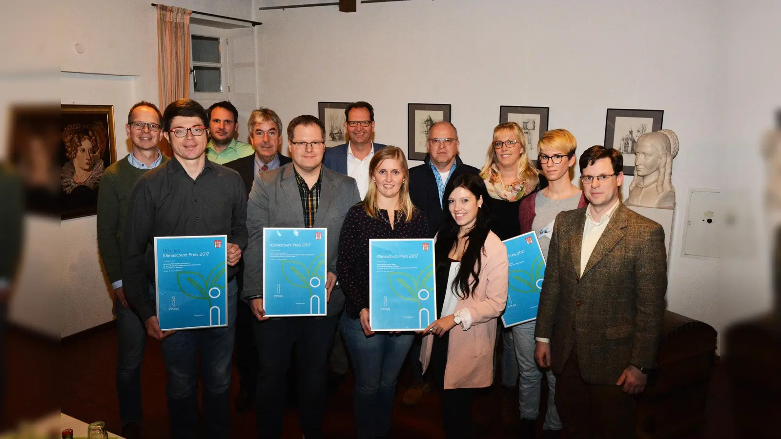(v.l.): Alexander Frewer (Handwerker- und Bürgerverein Hembsen), Henrik Becker (Jugendausbilder der Oberwälder Blaskapelle), Frederik Köhler (Heimat- und Verkehrsverein Bellersen), Bürgermeister Hermann temme, Thomas Groppe (Vorsitzender des Bezirksausschusses Hembsen), Josef Ontrup (Kommunalbetreuer innogy), Susana Siebrecht (Familienzentrum Brede) Rüdiger Fornefeld (Westnetz in Brakel), Katharina Gaentzsch (Familienzentrum Brede), Sabrina Krawinkel und theresa Feldmann (Kindertageseinrichtun g Droste-Hülshoff Bökendorf) und Hendrik Rottländer (Klimaschutzmanager der Stadt Brakel). (Foto: Foto: Stadt Brakel)