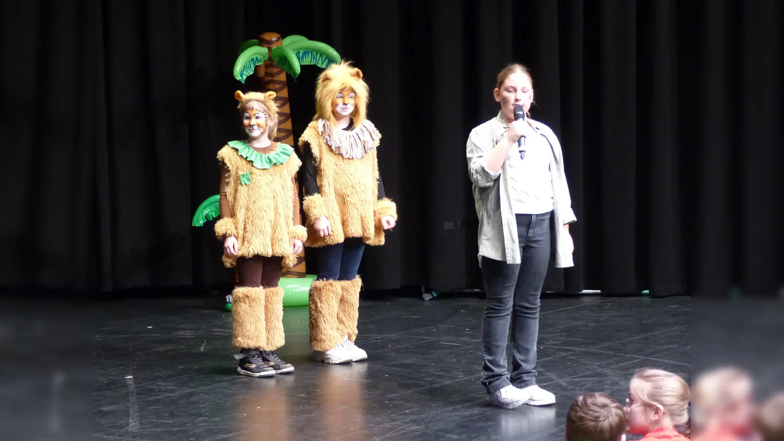 Mia Richter und Emma Bergmeier spielten die Löwen. Die Sprecherin war Thea Muckelmann. (Foto: Grundschulverbund)