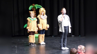 Mia Richter und Emma Bergmeier spielten die Löwen. Die Sprecherin war Thea Muckelmann. (Foto: Grundschulverbund)