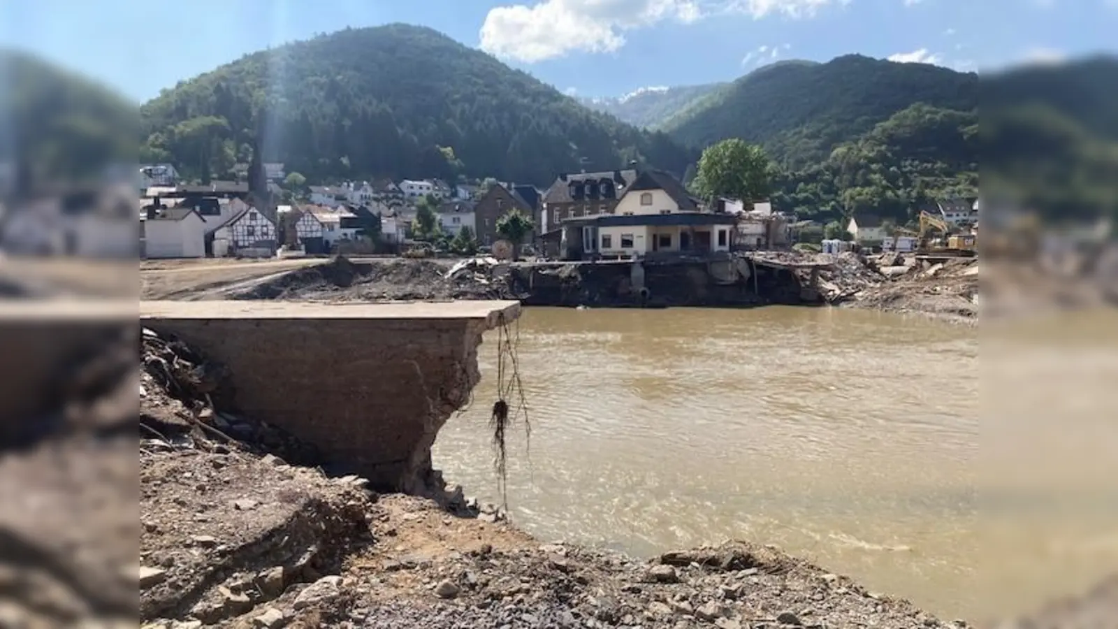 Ein Bild sagt mehr als tausend Worte: Zerstörungen und über die Ufer getretener Fluss Ahr 2021. (Foto: Horst Kanbach und Frank Kanbach)