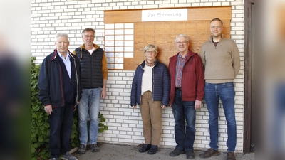 Die Mitglieder der Gruppe Dorfarchiv (von links Paul Arens – Ortsheimatpfleger, Norbert Rottkamp, Petra Engemann-Ludwig, Norbert Sievers und der Ortsbürgermeister Marius Röhl vor der Erinnerungtafel. (Foto: privat)