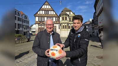 Trainer Jürgen Holletzek hat immer Fußbälle im Kofferraum und hier im Bild mit Carsten Sperling. Beide freuen sich auf den Lightroom-Gottesdienst in Corvey.  (Foto: Kirchengemeinde Corvey)