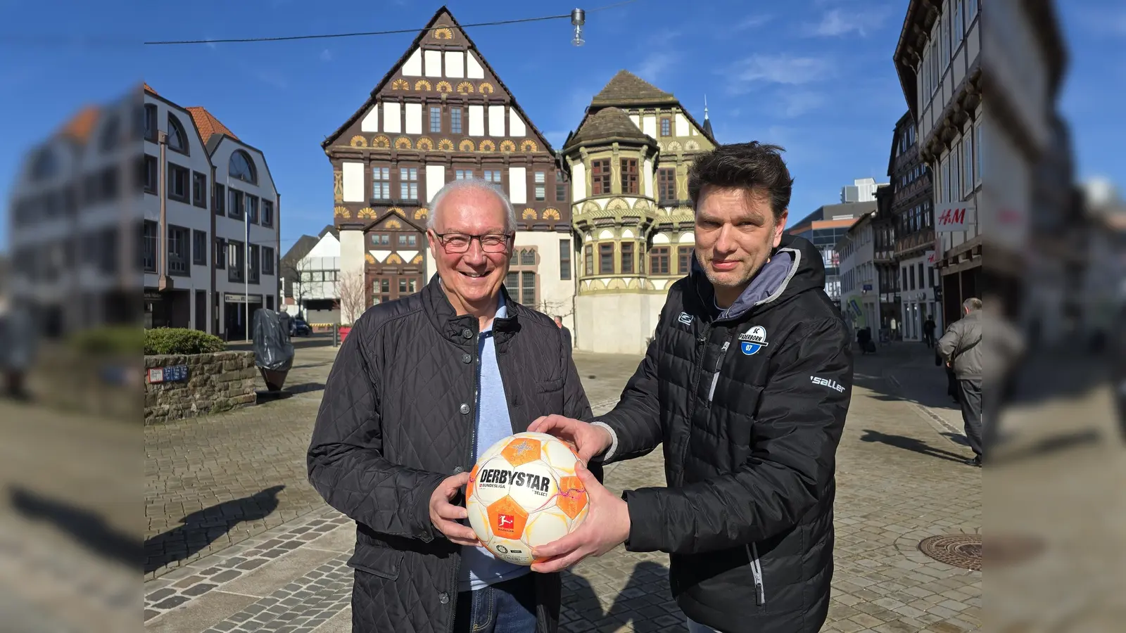Trainer Jürgen Holletzek hat immer Fußbälle im Kofferraum und hier im Bild mit Carsten Sperling. Beide freuen sich auf den Lightroom-Gottesdienst in Corvey.  (Foto: Kirchengemeinde Corvey)
