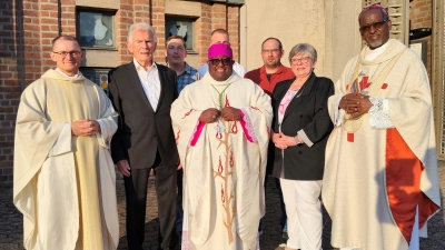 Hoher Besuch in Bad Driburg. Vordere Reihe v. l.: Vikar Viktor Schefer, August Barkhausen, Bischof Gobezayehu Getachew Yilma, Apostolischer Vikar von Awasa, Editha Henkst sowie Bischof Abraham Desta, Apostolischer Vikar von Meki, hintere Reihe: Familie Henkst mit Sohn und Enkeln. (Foto: Doris Dietrich)