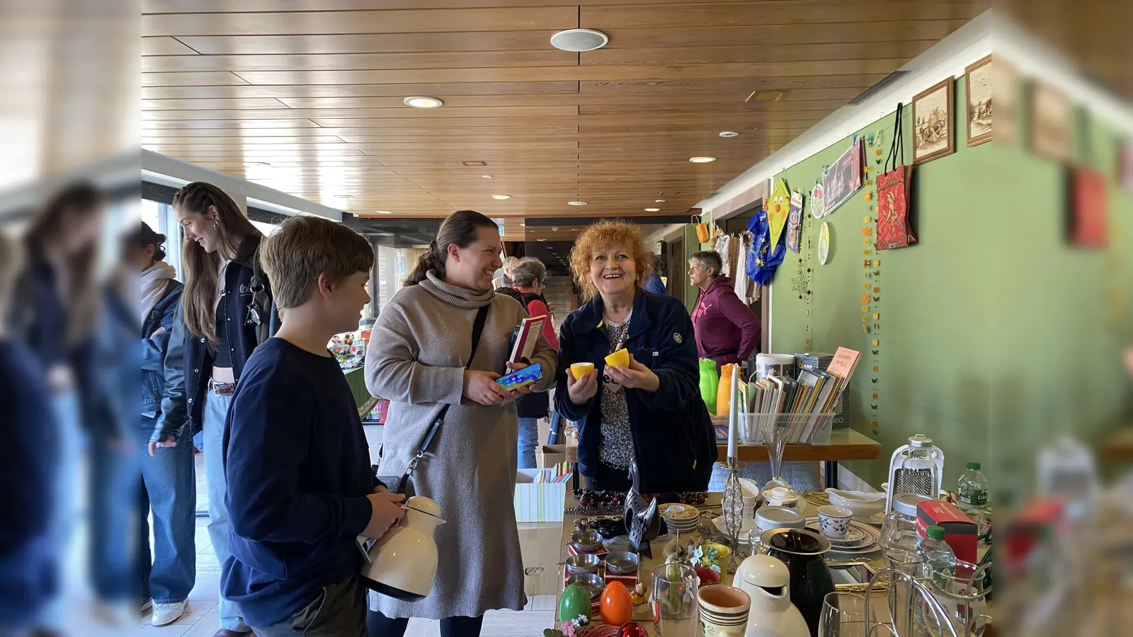  Andrang und viel Freude auf dem 1 Euro Flohmarkt letztes Jahr. Eva Kaleta machte der Familie Lange aus Derental ein Angebot, welches sie nicht abschlagen konnte. (Foto: Touristik-Information Neuhaus und Silberborn)