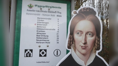 Wanderung auf dem Annette-von-Droste-Hülshoff-Weg mit Kirchenführung als Nachlese zum 225. Geburtstag der Dichterin: der fünfte und letzte Teil der Vier-Jahreszeiten-Wanderung startet und endet in Neuenheerse, wo Droste erstmals im September 1805 im Alter von 8 Jahren zu Besuch war. (Foto: Bernhard Aufenanger)