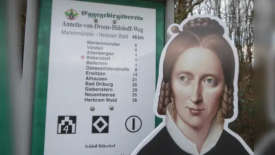 Wanderung auf dem Annette-von-Droste-Hülshoff-Weg mit Kirchenführung als Nachlese zum 225. Geburtstag der Dichterin: der fünfte und letzte Teil der Vier-Jahreszeiten-Wanderung startet und endet in Neuenheerse, wo Droste erstmals im September 1805 im Alter von 8 Jahren zu Besuch war. (Foto: Bernhard Aufenanger)