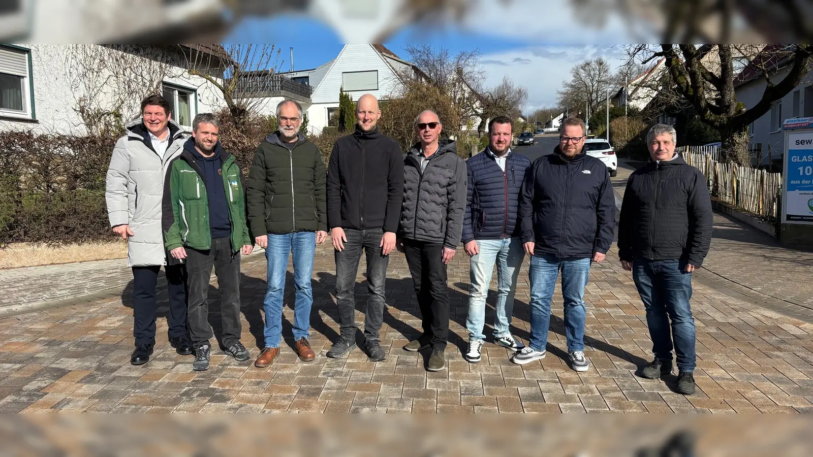 V.l.: Nicolas Aisch (Bürgermeister), Marc Pollmann (Nolte), Dirk Ihmor (Ingenieurbüro Turk), Marius Sökefeld (Nolte), Werner Hengst (Ortsvorsteher), Martin Grone (Stadtwerke), Marc Frewer (Stadtwerke) und Gerd Groppe (Nolte). (Foto: Stadt Borgentreich)