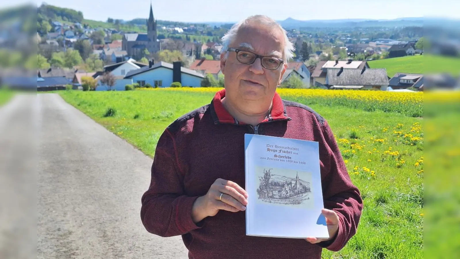 Rudi Grautstück mit seinem Werk „Der Heimatdichter Hugo Fischer aus Scherfede - eine Zeitreise von 1909 bis 1936“. (Foto: privat)