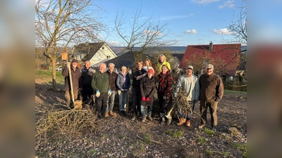 Auf der Streuobstwiese (v.l.): Rembert Ostermann, Andreas Meyer, Franz Hammerschmidt, Wolfgang Wagner, Meggi Wagner, Martin Fiergolla, Mila Glocke, Christa Hammerschmidt, Anke Löhns, Julia Hauptmann, Nils Nagusch und Rudolf Ostermann. (Foto: privat)