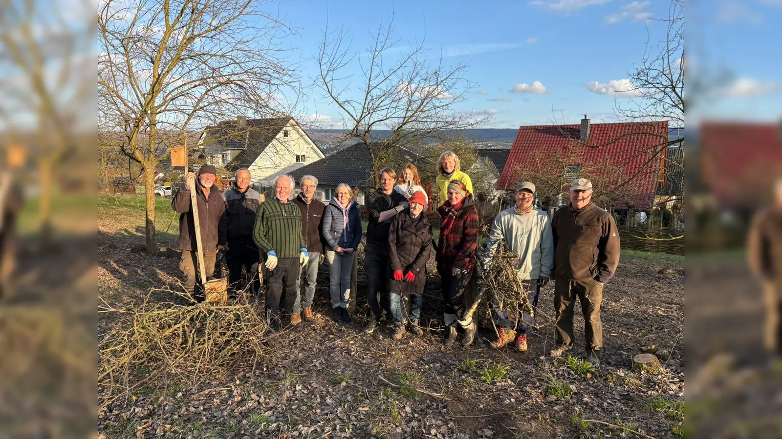 Auf der Streuobstwiese (v.l.): Rembert Ostermann, Andreas Meyer, Franz Hammerschmidt, Wolfgang Wagner, Meggi Wagner, Martin Fiergolla, Mila Glocke, Christa Hammerschmidt, Anke Löhns, Julia Hauptmann, Nils Nagusch und Rudolf Ostermann. (Foto: privat)