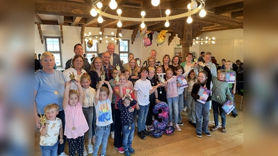 Zum Abschluss des Sommerleseclubs wurden die kreativsten Teilnehmerinnen und Teilnehmer mit einem „Lese-Oskar“ ausgezeichnet. (Foto: Stadt Höxter)