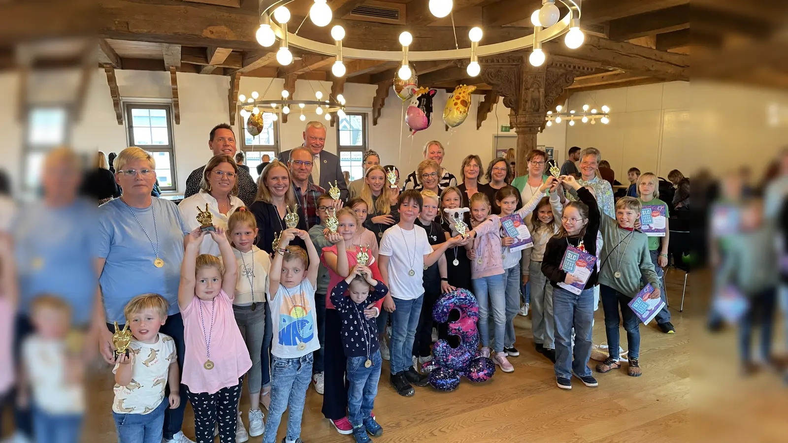 Zum Abschluss des Sommerleseclubs wurden die kreativsten Teilnehmerinnen und Teilnehmer mit einem „Lese-Oskar“ ausgezeichnet. (Foto: Stadt Höxter)