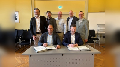 Unterschriftstermin im Ratssitzungssaal der Stadt Holzminden während des turnusmäßigen Treffens aller Hauptverwaltungsbeamten des Landkreises. Sitzend v. l. Landrat Michael Schünemann und Boffzens Samtgemeindebürgermeister Philipp Becker, dahinter stehend v. l. Christian Belke (Bgm. Holzminden), Sebastian Rode (Bgm Samtgemeinde Bodenwerder-Polle), Robert Kumlehn (Bgm. Samtgemeinde Eschershausen-Stadtoldendorf, Thomas Junker (Bgm. Samtgemeinde Bevern) und Delligsen Bürgermeister Stephan Willudda. (Foto: Landkreis Holzminden)