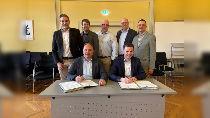 Unterschriftstermin im Ratssitzungssaal der Stadt Holzminden während des turnusmäßigen Treffens aller Hauptverwaltungsbeamten des Landkreises. Sitzend v. l. Landrat Michael Schünemann und Boffzens Samtgemeindebürgermeister Philipp Becker, dahinter stehend v. l. Christian Belke (Bgm. Holzminden), Sebastian Rode (Bgm Samtgemeinde Bodenwerder-Polle), Robert Kumlehn (Bgm. Samtgemeinde Eschershausen-Stadtoldendorf, Thomas Junker (Bgm. Samtgemeinde Bevern) und Delligsen Bürgermeister Stephan Willudda. (Foto: Landkreis Holzminden)