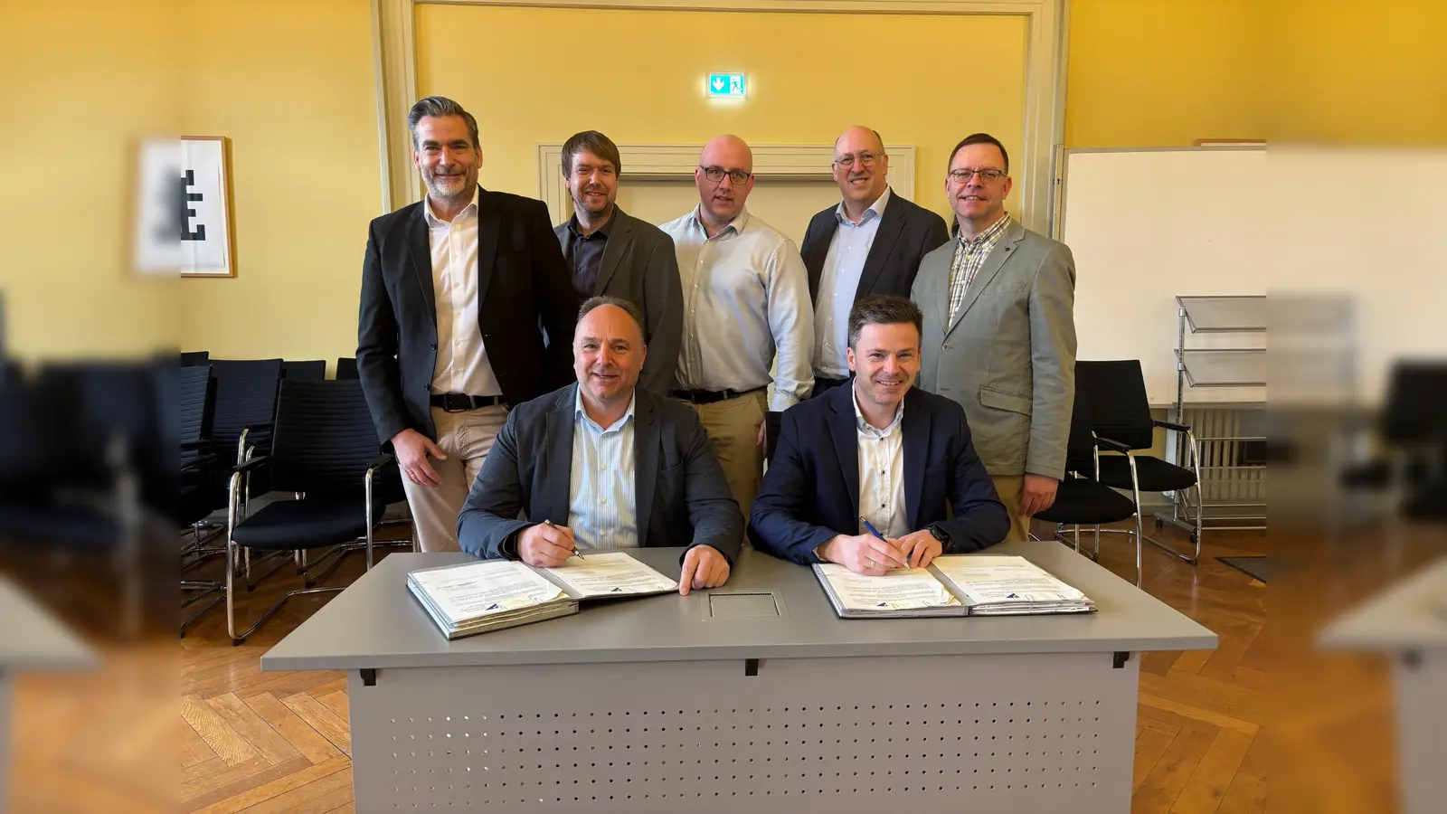 Unterschriftstermin im Ratssitzungssaal der Stadt Holzminden während des turnusmäßigen Treffens aller Hauptverwaltungsbeamten des Landkreises. Sitzend v. l. Landrat Michael Schünemann und Boffzens Samtgemeindebürgermeister Philipp Becker, dahinter stehend v. l. Christian Belke (Bgm. Holzminden), Sebastian Rode (Bgm Samtgemeinde Bodenwerder-Polle), Robert Kumlehn (Bgm. Samtgemeinde Eschershausen-Stadtoldendorf, Thomas Junker (Bgm. Samtgemeinde Bevern) und Delligsen Bürgermeister Stephan Willudda. (Foto: Landkreis Holzminden)