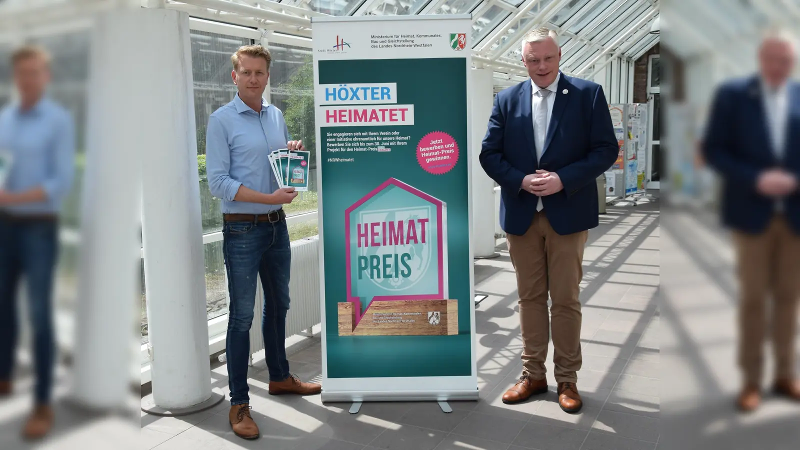 Bürgermeister Daniel Hartmann (rechts) und Pressesprecher Markus Finger stellen die Bewerbungskriterien vor. (Foto: Stadt Höxter)