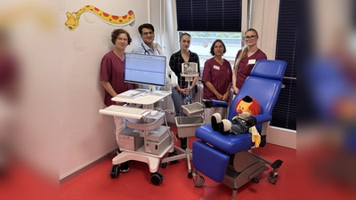 Chefarzt Firooz Ahmadi freut sich mit seinem Team (v.l.) Mechtild Markus, Bettina Winkelheide, Rebecca Kropp und Carolin Kuntze, Leitung Medizintechnik (Mitte) über das neue EEG-Messgerät. (Foto: KHWE)