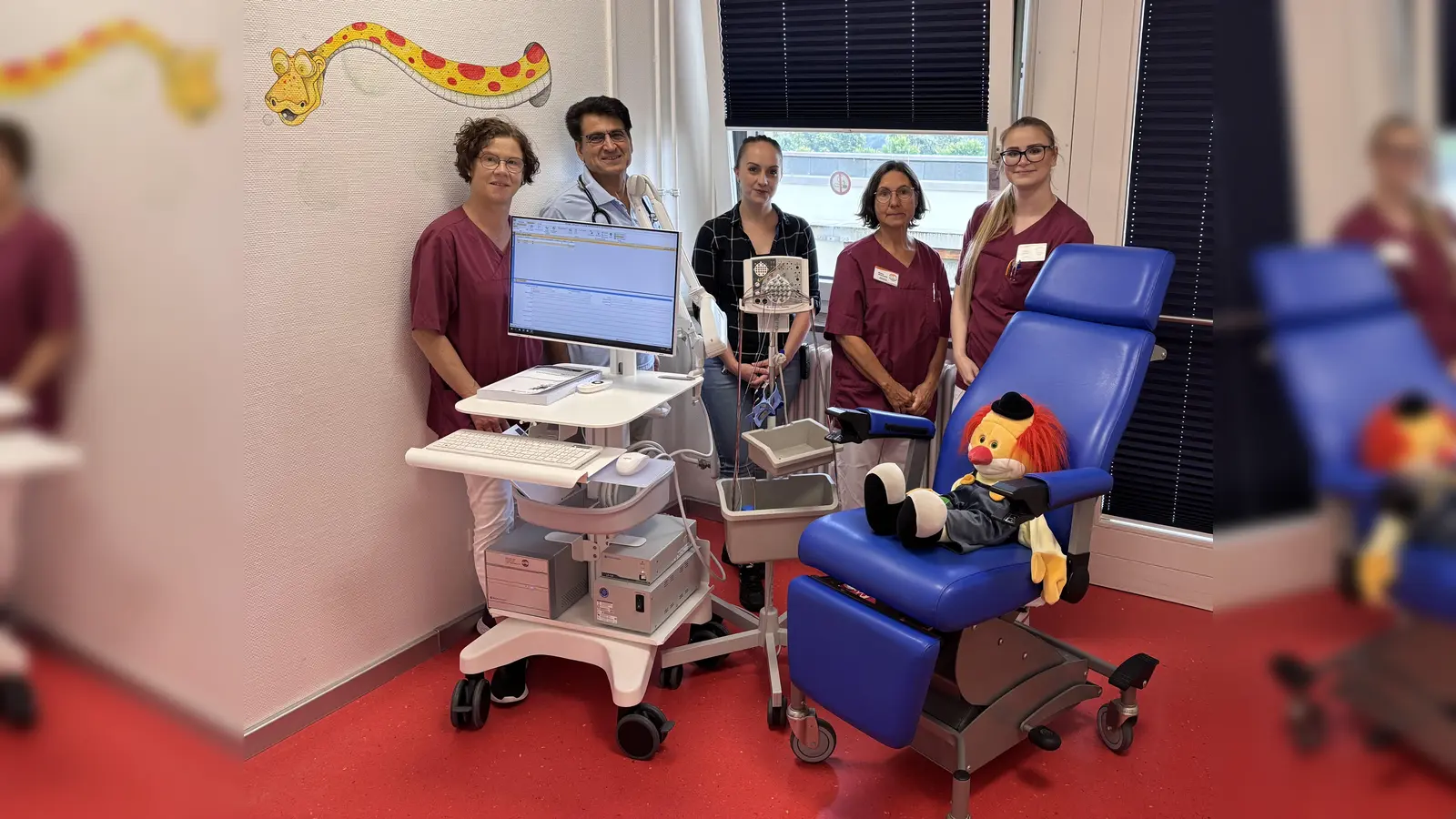 Chefarzt Firooz Ahmadi freut sich mit seinem Team (v.l.) Mechtild Markus, Bettina Winkelheide, Rebecca Kropp und Carolin Kuntze, Leitung Medizintechnik (Mitte) über das neue EEG-Messgerät. (Foto: KHWE)