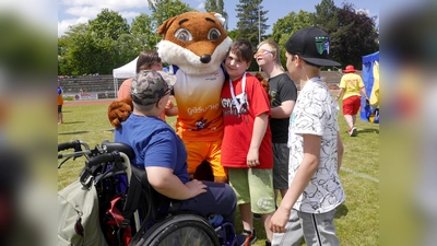 Wenn es beim Sportivationstag im Liebigstadion um persönliche Bestleistungen geht, darf Maskottchen „Spurti” als Motivator natürlich nicht fehlen. (Foto: Schwannecke/KSB Holzminden)