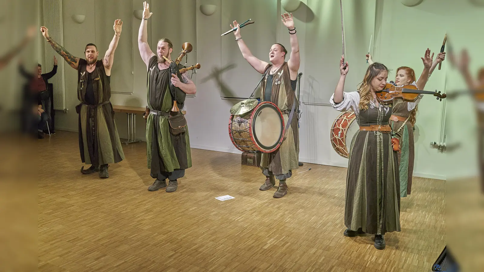Unvermeydbar nahmen ihre Fans im Hümmer Bahnhof mit in die klangliche Welt des Mittelalters der Märkte und festlichen „Treyben“.  (Foto: Stefan Bönning)